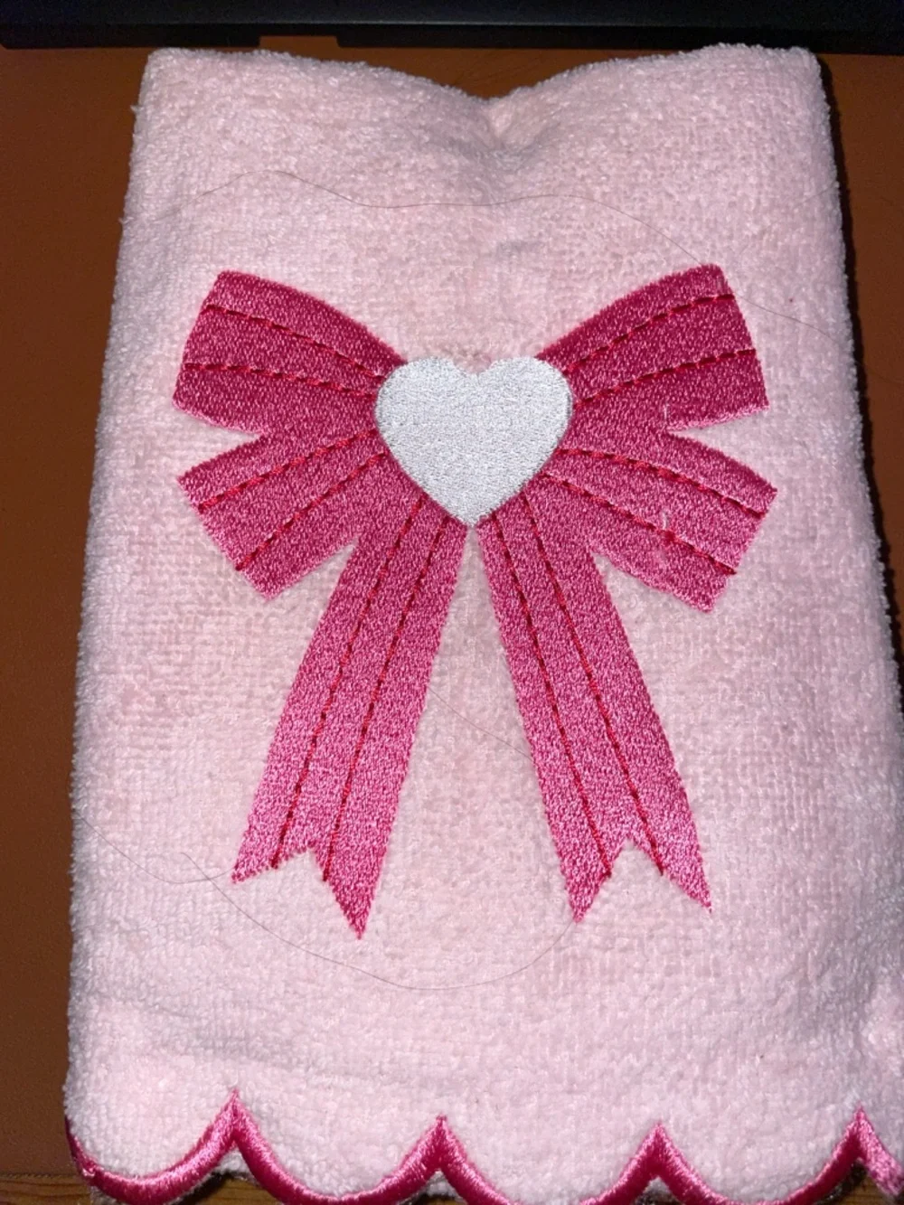 Bow and Heart Design with Scallop Border Hand Towel Set NWT